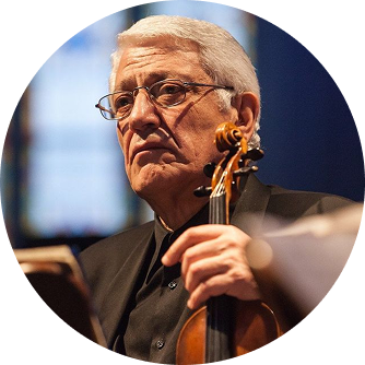 <strong>Էդուարդ Թադևոսյան,</strong> ՀՀ ժողովրդական արտիստ, ՀՀ Պետական և Միջազգային մրցույթների դափնեկիր, Սուրբ Մեսրոպ Մաշտոցի շքանշանակիր, պրոֆեսոր, Կոմիտասի անվան քառյակի գեղարվեստական ղեկավար