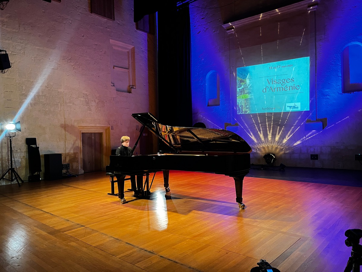 masllev_france_150324_18